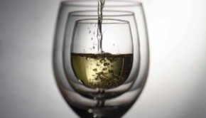 At €532 million, white wine dominated the market by value in 2016, outselling red wine by €32 million.