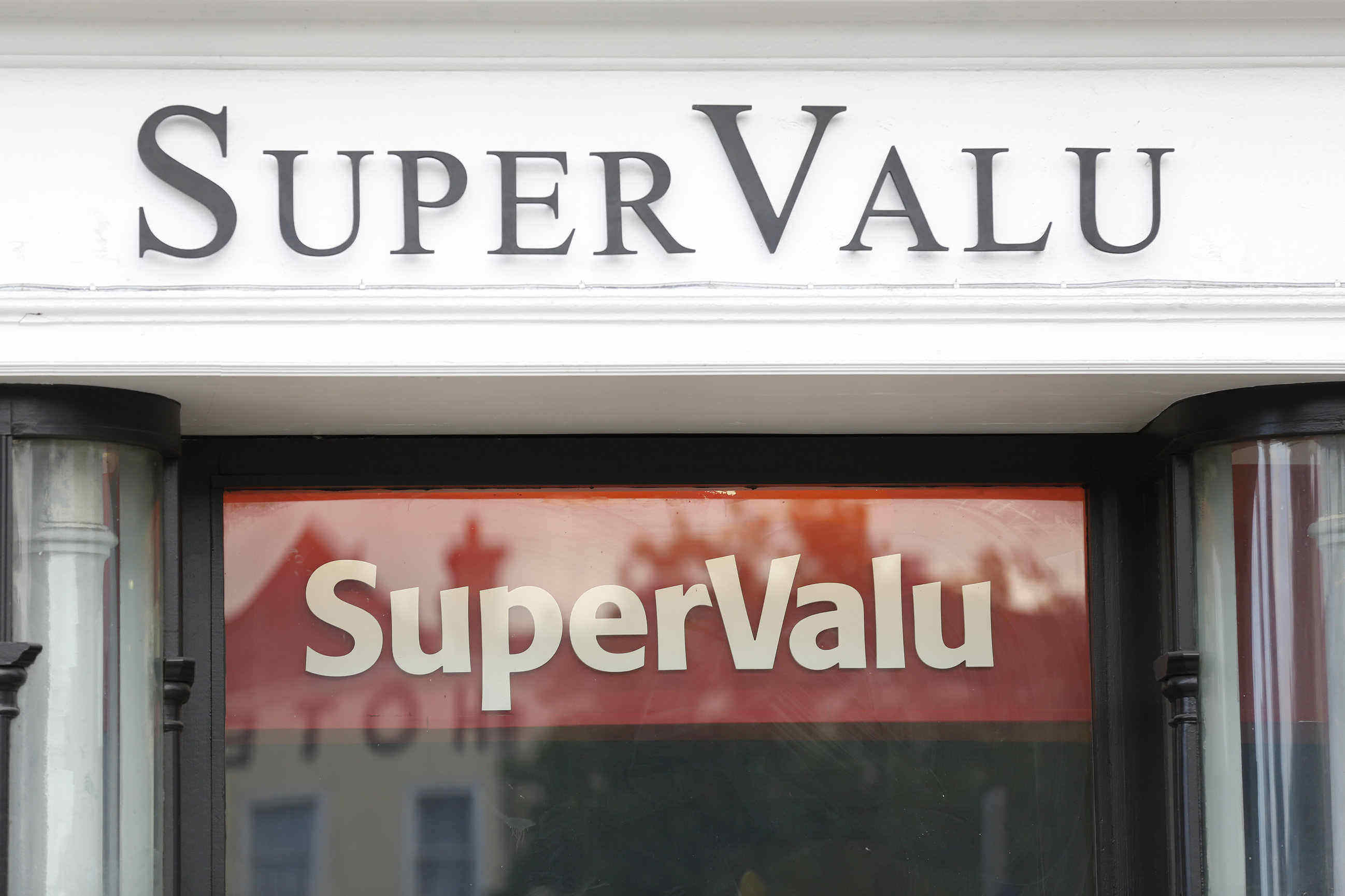 SuperValu's market share dropped slightly from 26.5% to 23/8% in the 52 weeks to the week ending December the 26th 2021 when compared to the 52-week period to the 27th of December 2020.