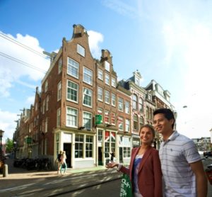 Heineken is to purchase 1,900 pubs from Punch to add to its Star Pubs & Bars collection in the UK.