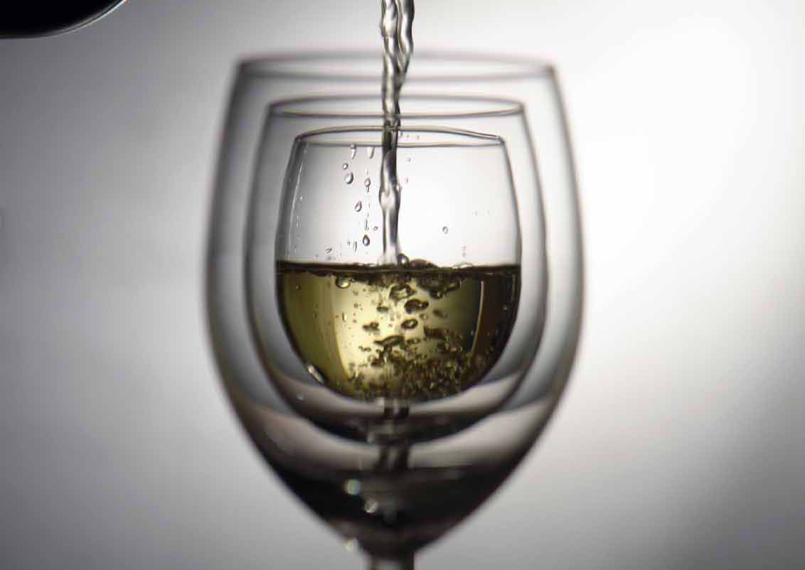 At €532 million, white wine dominated the market by value in 2016, outselling red wine by €32 million.