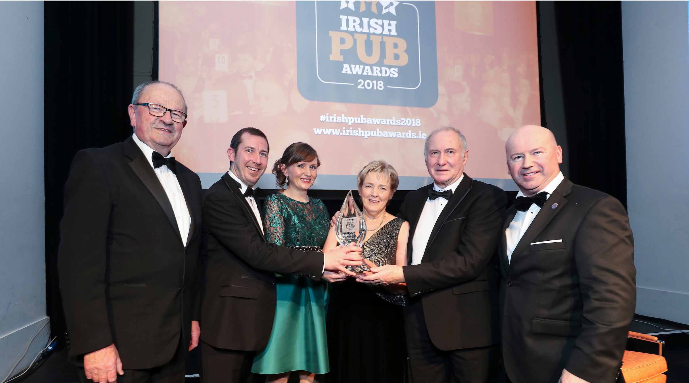 From left: VFI President Padraic McGann with Irish Pub of the Year winners Conor, Deborah, Ann and Paul O'Neill from The Glyde Inn, Annagassan, Co Louth and LVA Chairman Alan Campbell.