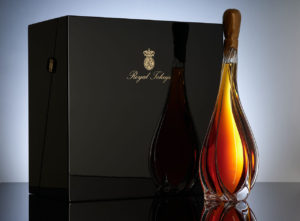 The lacquered box in which each decanter is presented contains a lighting system to highlight the golden elixir therein.