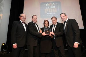 From left: VFI President Padraic McGann, Edward Dillon’s Sales Director John Cassidy, Tracey and Robert Lynch of The Rusty Mackerel, Teelin, Donegal and LVA Chairman Ronan Lynch.