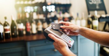 Retail Ireland has welcomed the move by banks to comply with the HSE’s recommendation to use contactless payments as much as practicable. 