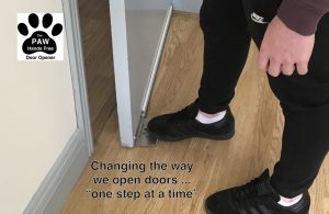 The ‘Paw’ hands-free door opener easily fits in about five minutes and allows the user to pass through the door without touching handles, opening it with the sole of the shoe.