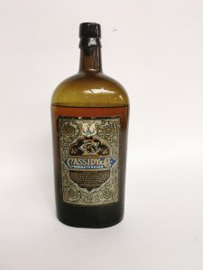 Lot 992 is an extremely rare 1880s unopened, hand-blown full quart size bottle of Cassidy & Co Monasterevin Whiskey, the second bottle of Monasterevin whiskey Victor Mee has ever seen.