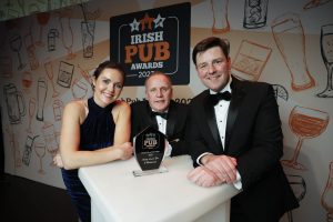 Overall Pub of the Year: Laura Moriarty, chair LVA, Simon Bailey, Aunty Lena’s Bar and Restaurant, Adare, John Clendennen, president VFI